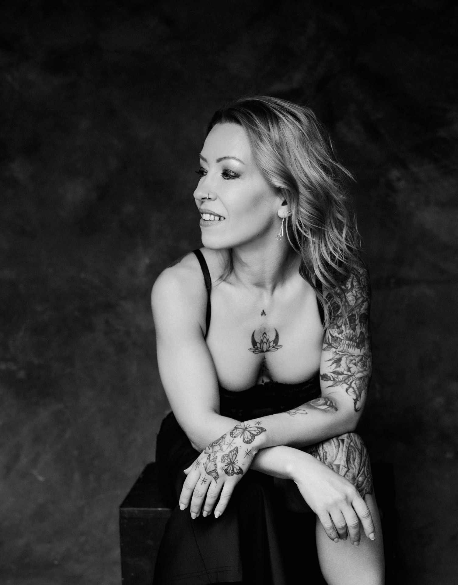 Tattooed Boss Babe portrait from the Utrecht boudoir studio